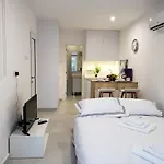 Apartment Modern & Cozy W/ Backyard Near Center *