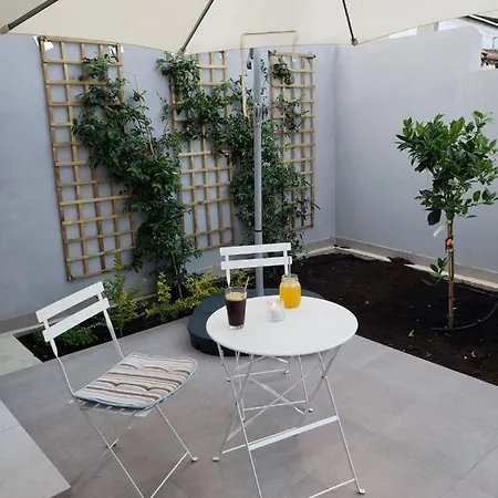 Modern & Cozy W/ Backyard Near Center *