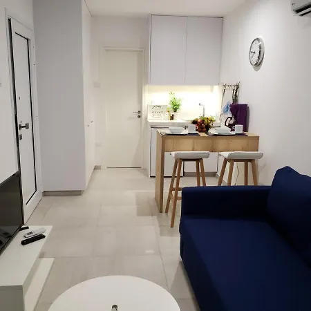 Modern & Cozy W/ Backyard Near Center Apartment *