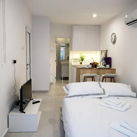 Διαμέρισμα Modern & Cozy W/ Backyard Near Center *