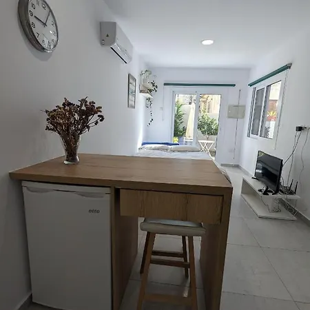 Modern & Cozy W/ Backyard Near Center