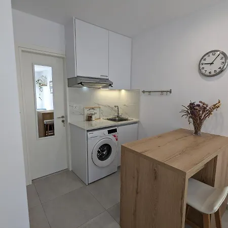 Appartement Modern & Cozy W/ Backyard Near Center