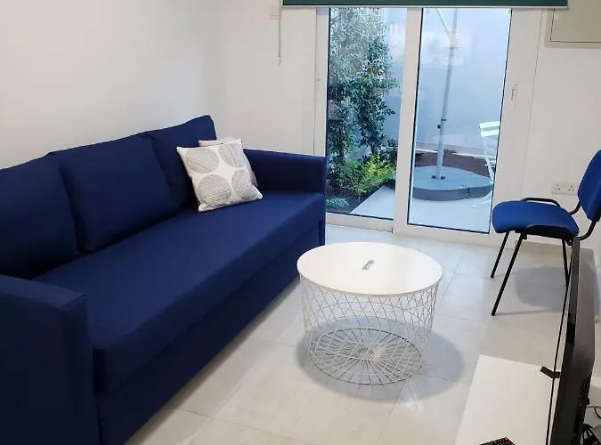 Modern & Cozy W/ Backyard Near Center