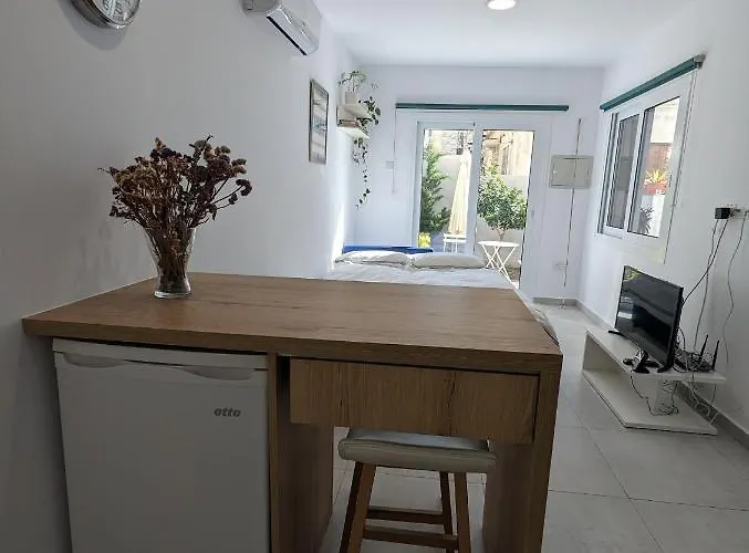 Modern & Cozy W/ Backyard Near Center