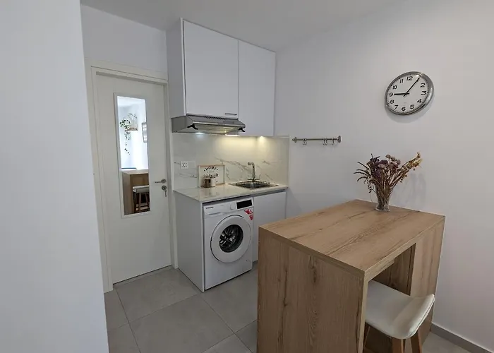 Appartamento Modern & Cozy W/ Backyard Near Center