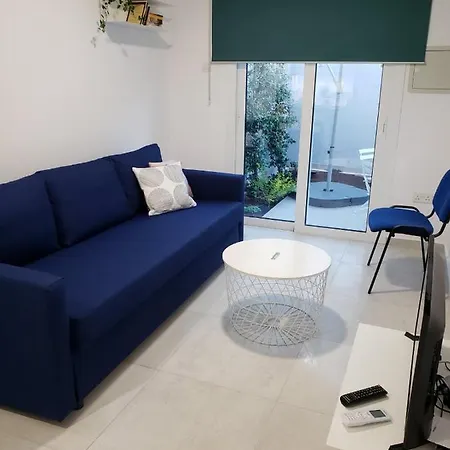 Modern & Cozy W/ Backyard Near Center