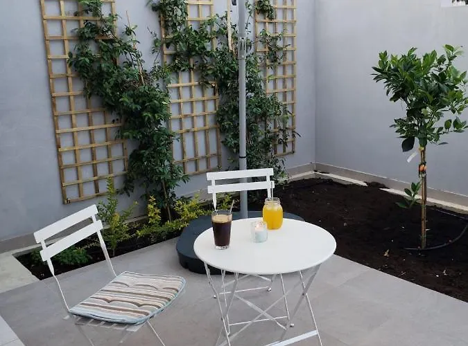 Modern & Cozy W/ Backyard Near Center *